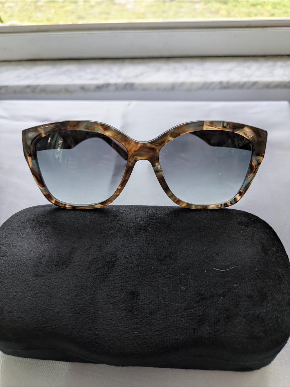 Tortoiseshell Cat-Eye Sunglasses with Blue Gradient Lenses